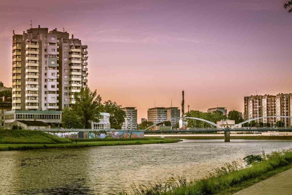 Czy farba termoizolacyjna ma sens w mieszkaniu w bloku? Kiedy pomoże, a kiedy nie? 2 Szybki sposób na termoizolację mieszkania w bloku