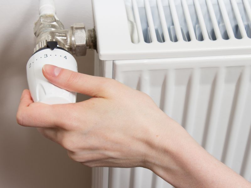 Dlaczego w domu jest zimno, mimo że termometr pokazuje 22°C? 3 podkecanie kaloryfera